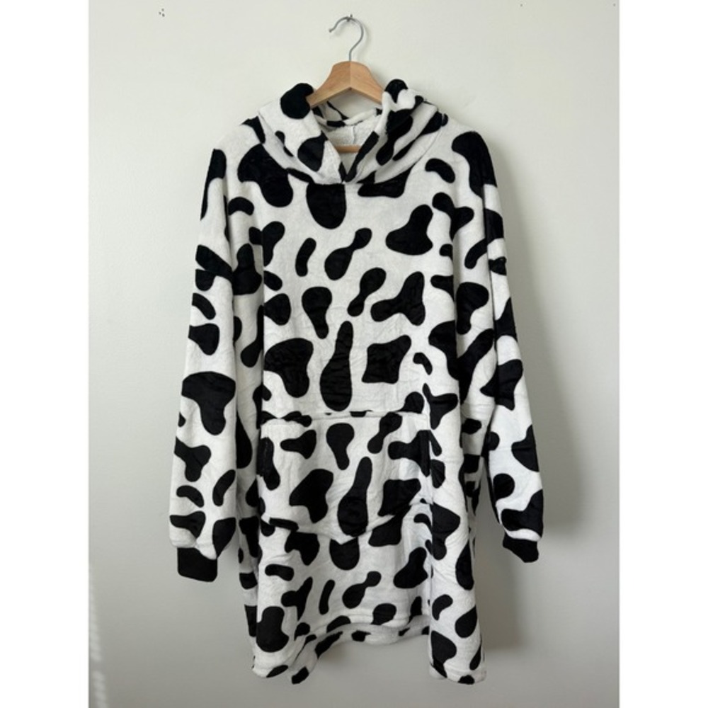 Women's Cow Plush Pullover Hoodie – One Size Fits‎ Most – NWOT